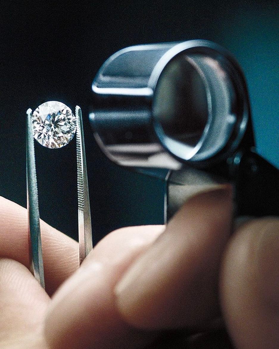 Premium Photo | Close up of elegant diamond ring on white shining bokeh  background concept for chossing best diamond gem design 3d render