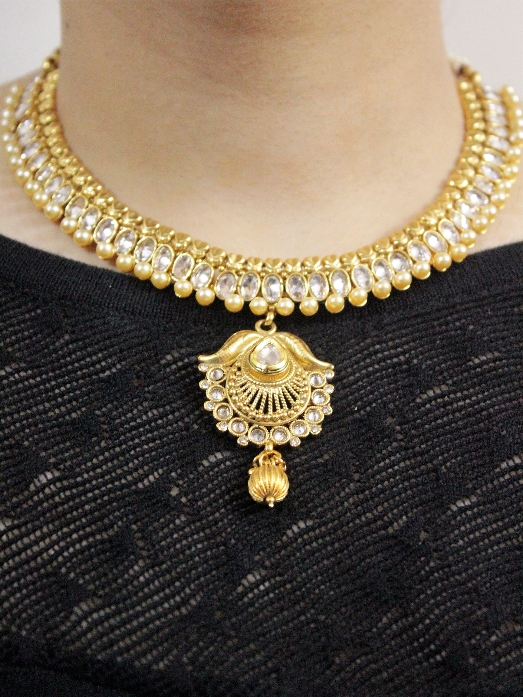 karwa chauth jewellery for wife  | IndiHaute | karwa chauth jewellery for pregnant ladies , karwa chauth jewellery for saas , karwa chauth jewellery for wife india , karwa chauth jewellery with saree , karva chauth jewellery in jaipur - GL48117